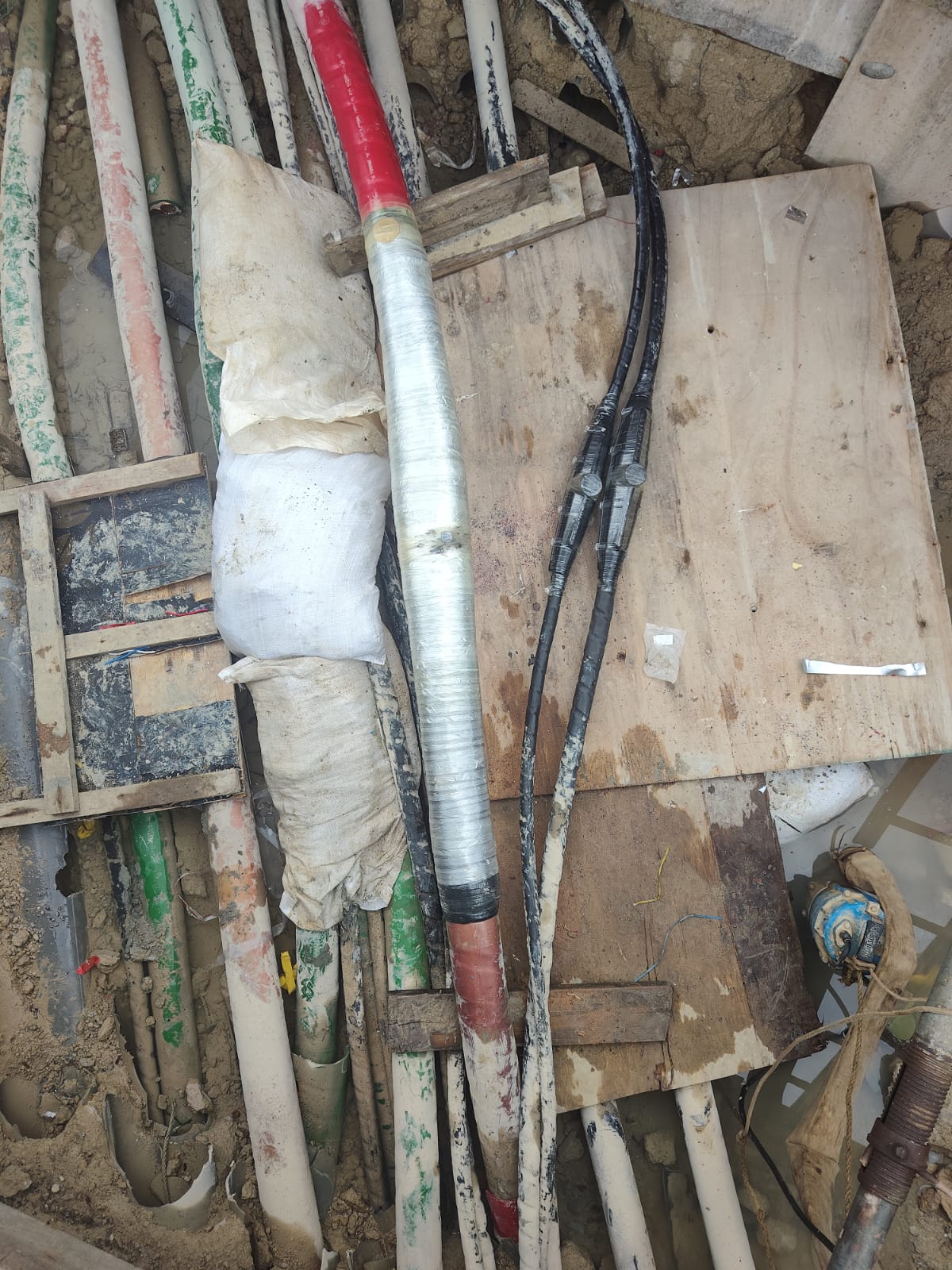 Straight through cable joint underground